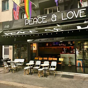 Peace & Hostal París